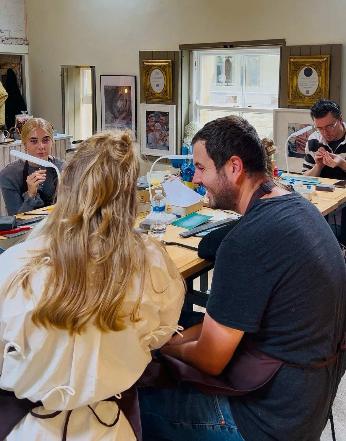 Teaching days with @britishjewelleryschool are always filled with smiles and laughter. 🔨✏️