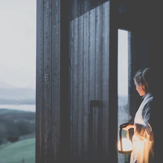 @koto_cabins beautiful off grid &lsquo;l&ouml;yly&rsquo; sauna cabin. Overlooking the Atlantic Ocean above dunfanaghy, Donegal- the cabin is an addition to the spectacular @breac.house 
Photographed as #stormgareth arrived.. 👀

#cabin #sauna #saunac