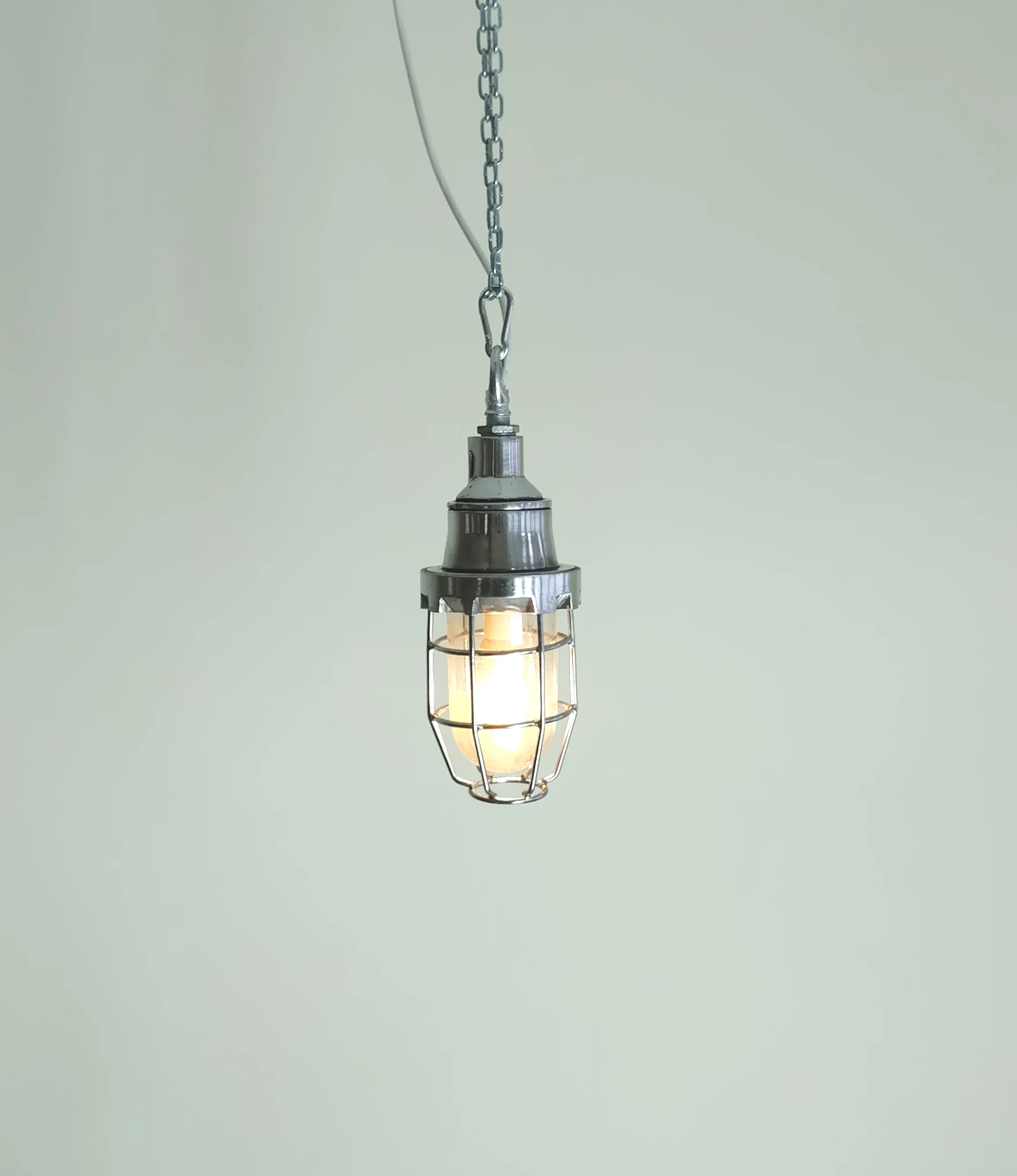 Bulkhead hanging cage pendant