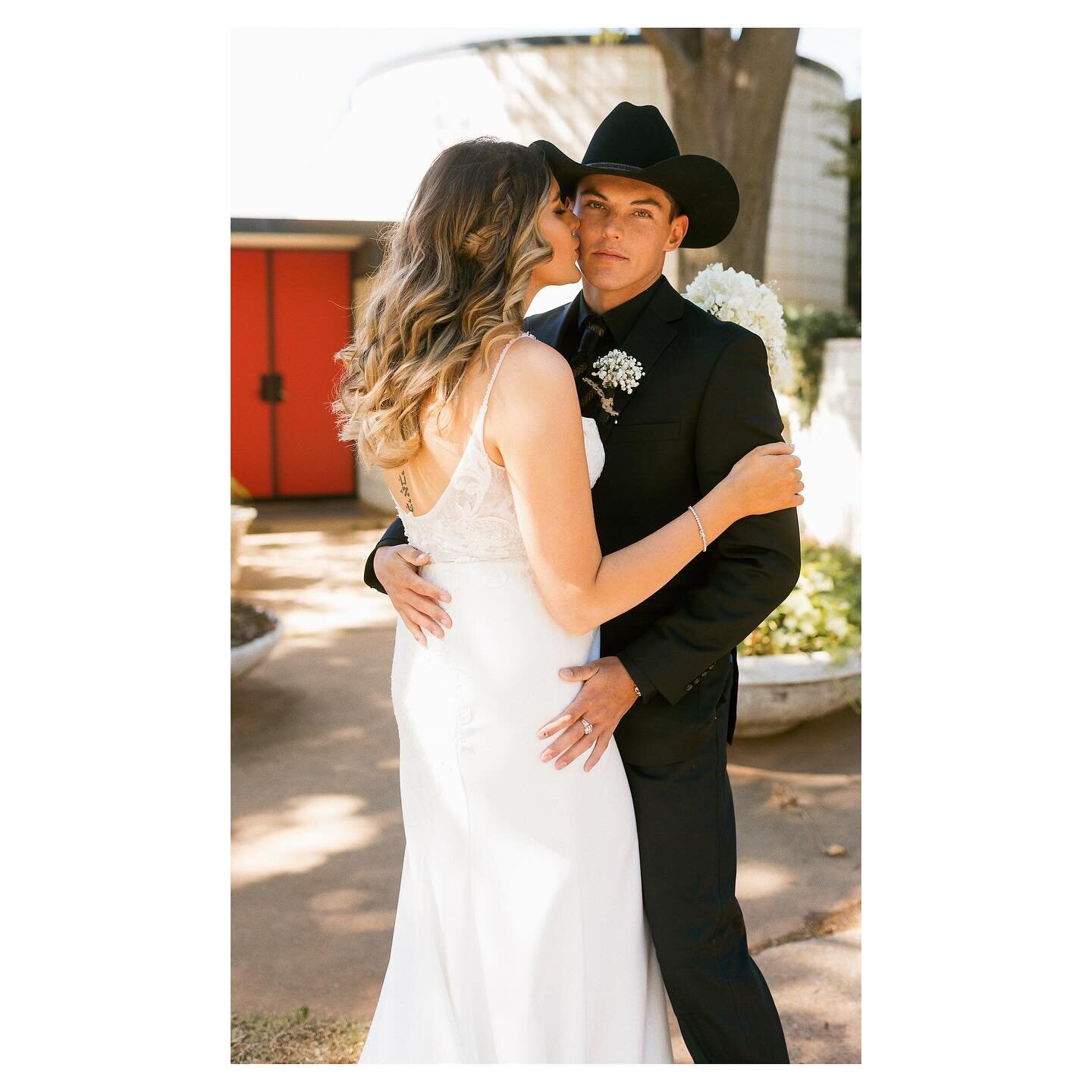 Hannah &amp; Russell ❤️

They were married at Russell&rsquo;s grandparents home in October. This home is one of a kind in OKC. It was special to watch all of their family and friends gather on the lawn for a beautiful ceremony ✨

#jordanclarkphoto