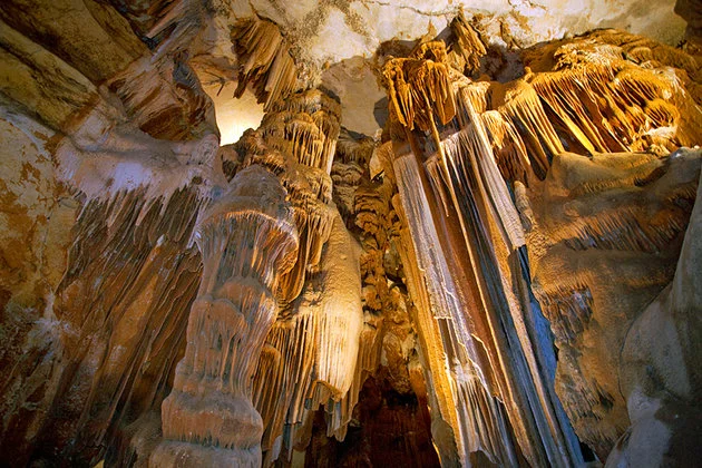 CampingLeChamadou-sudardeche-4etoiles-ardeche-patrimoinenaturel-lagrottedelamadeleine.jpg