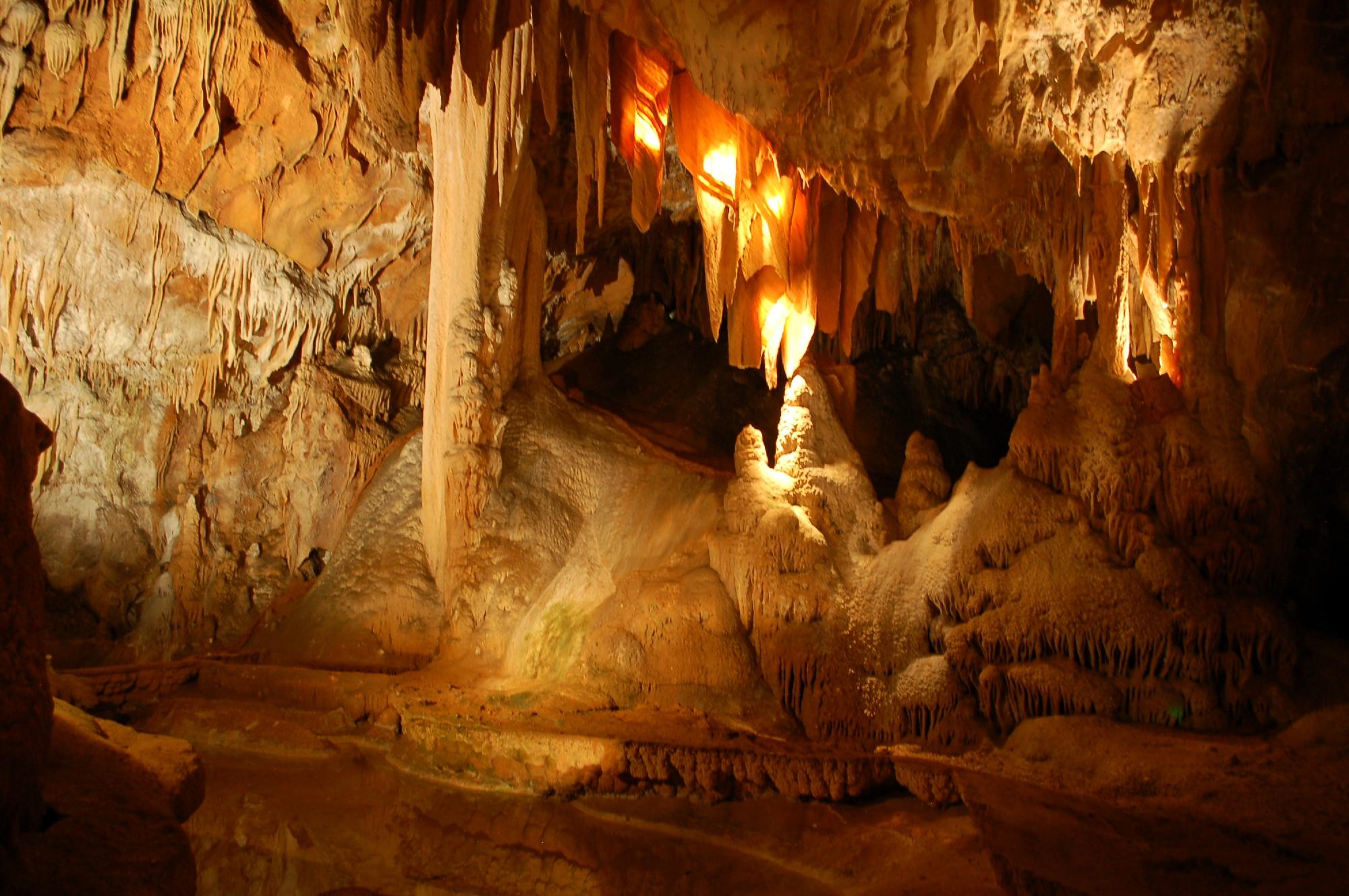 CampingLeChamadou-sudardeche-4etoiles-ardeche-patrimoinenaturel-lagrottedelamadeleine2.jpg