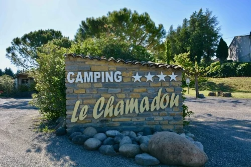 CampingLeChamadou-SudArdèche-4étoiles-piscine-tobogganaquatique-miniferme-mobilhomes-lac-nature-vignoble-vignes-jeuxgonflables-restaurant.jpg