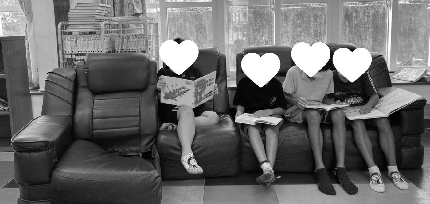 沙發為學生最喜歡的舒適閱讀角落，還可與好友共讀，但圖書館內僅此一處。