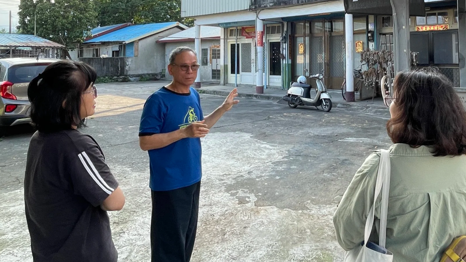 與地方居民進行訪談