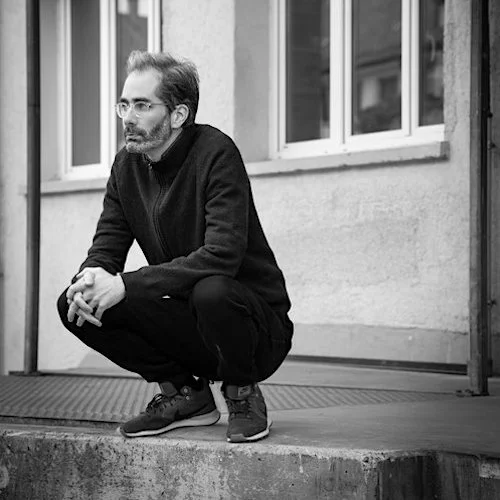 Daniel_AufDerMauer_Bio_Neu_BW.jpg