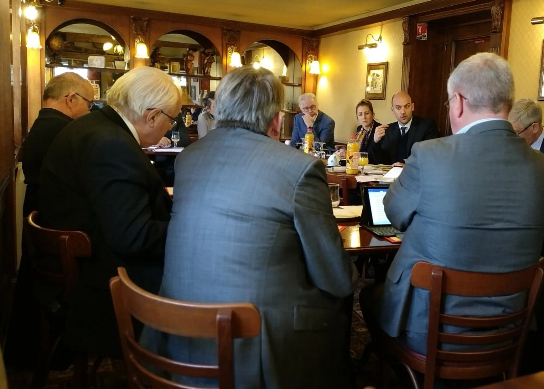 débat sur le terrain.jpg