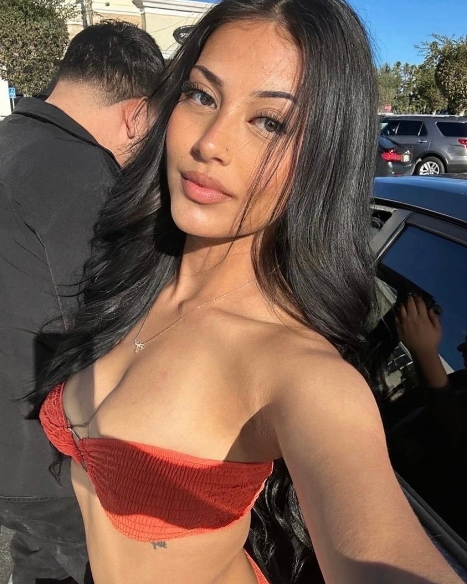 Good vibes only, please ✌️

House hottie @sofianextdoor 🔥 wearing 7pc Silky Straight Clip-On 100% Human Hair 22&quot; in 1B⚡