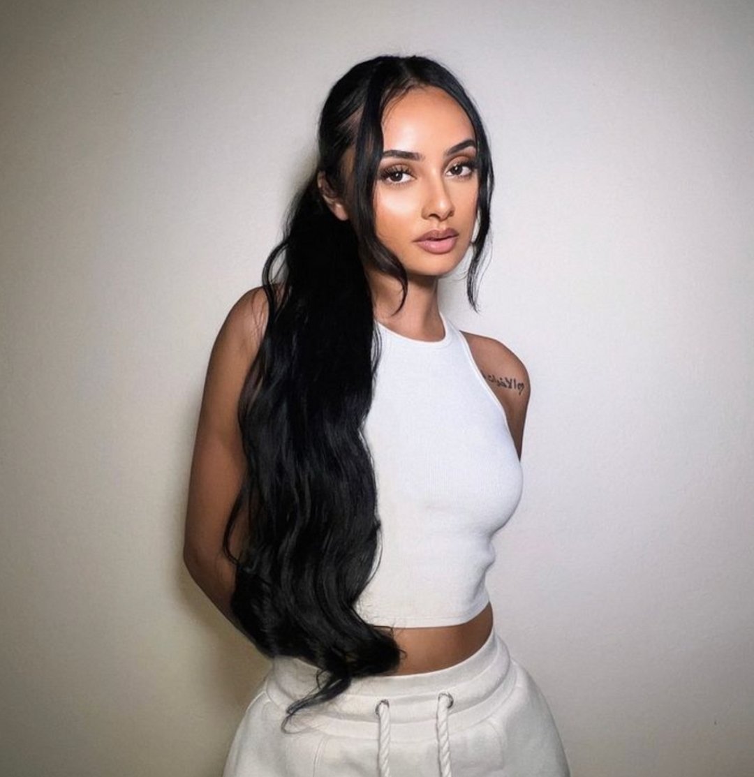 E V E R Y O N E loves this ponytail!

House hottie @dawn.kirkland🔥wearing EZ Wrap Pony, Body ⚡
