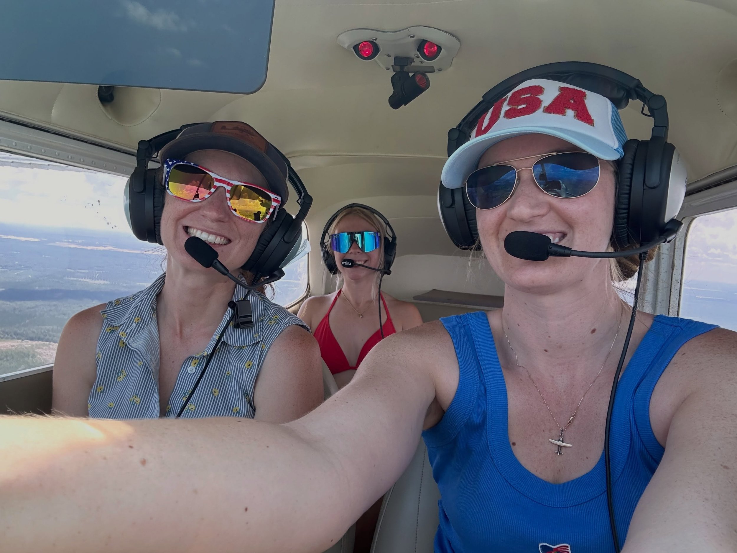 We hope you all had a safe holiday! Our instructors celebrated with a little sky art, one of the many freedoms that comes with being a pilot! #learntofly #hansenaviation