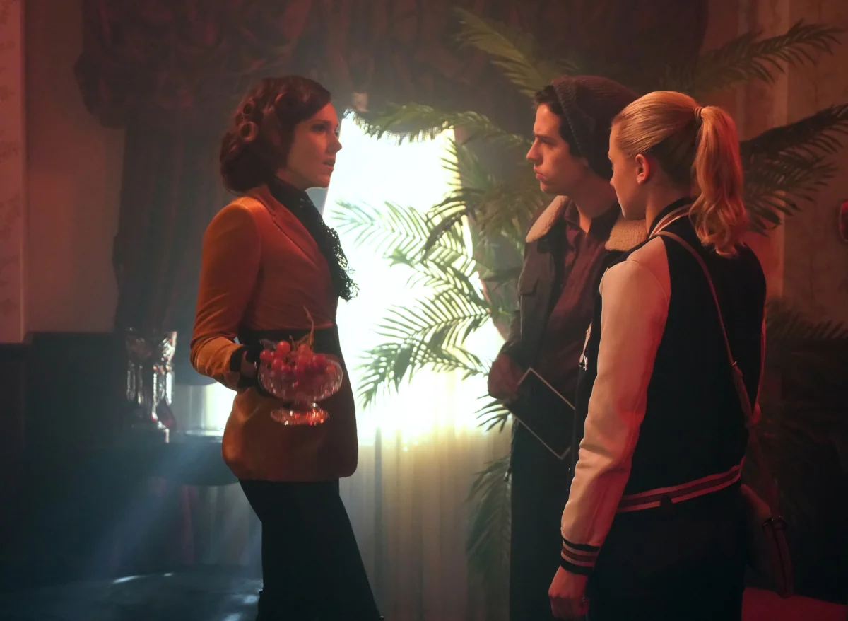 RD-Promo-3x11-The-Red-Dahlia-05-Jughead-Betty.jpg