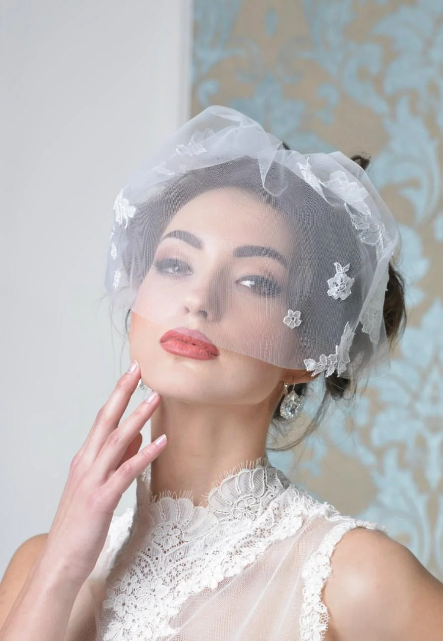 http://de.weddbook.com/media/2597970/emmeline-birdcage-veil-style-01602-bridal-veil-wedding-veil-short-veil-blush-blusher-veil-tulle-birdcage-wedding-blusherbirdcage-veil