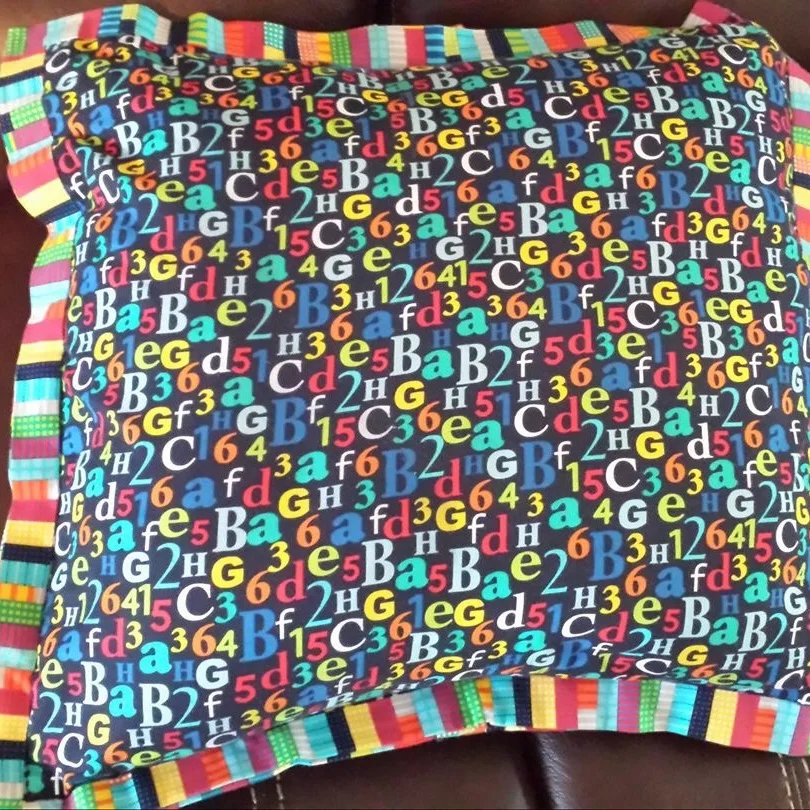 Cozy_Giraffe_pillow_flange.jpg