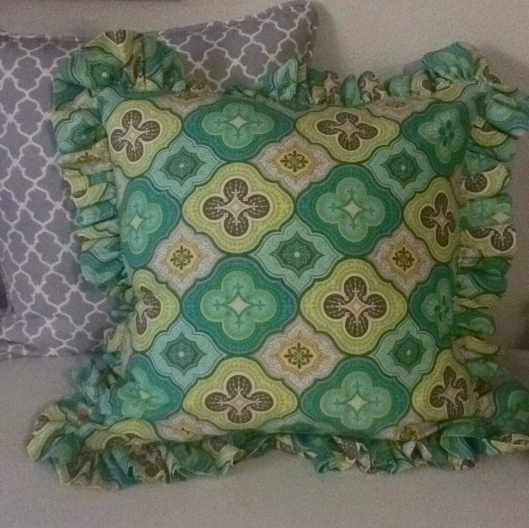 Cozy_Giraffe_pillow_ruffles.jpg
