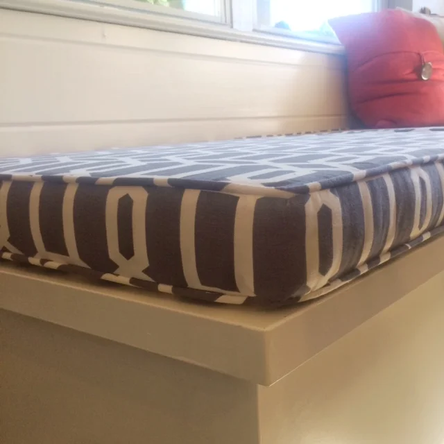 Cozy_Giraffe_cushion_box_piping.jpg