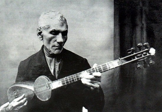 Portrait of Gusan Sheram (Grigor Talyan), composer of the song Zov Kisher and contemporary of Nikol Beveyan, with his tar. (Image Source: Music of Armenia via Armenian Wikipedia, wikipedia.org)