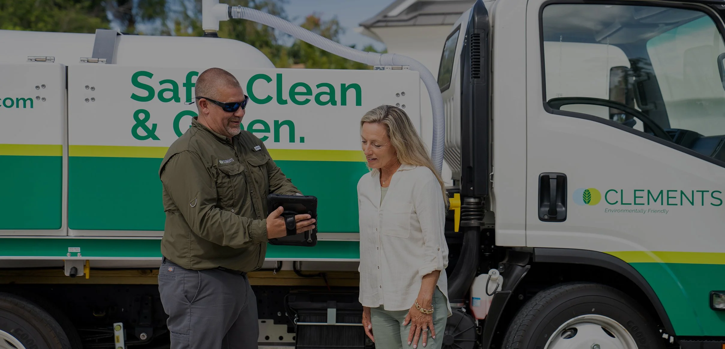 clements-pest-control-technician-customer-boca-raton-fl.jpg