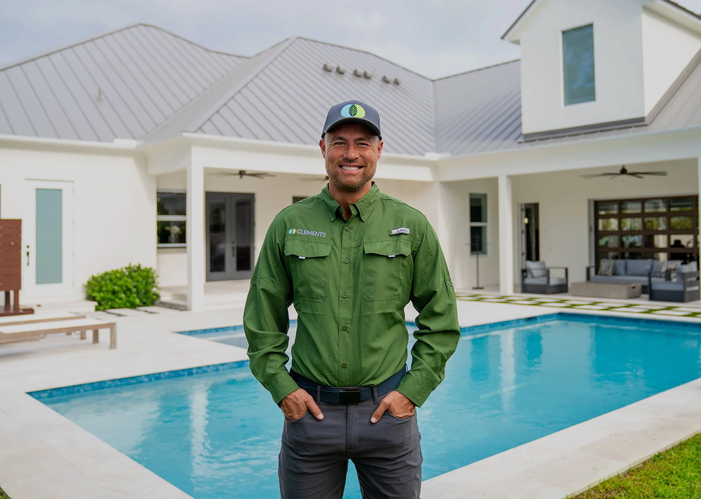 clements-pest-control-technician-near-pool.jpg