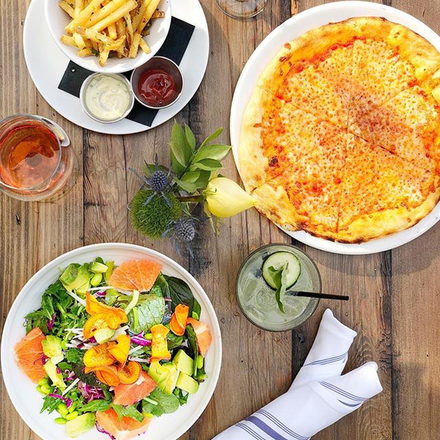 Lunchin&rsquo; 🍕🥗🍷🍹🙌🏼
#thursdaymotivation #summer #bikinibody #pizza #salad #roseallday #losangeles #foodporn