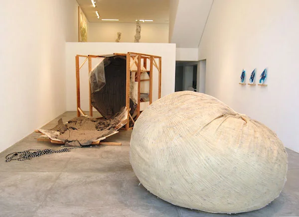 Posicional / Positional , 2013, Installation view, Casa Triângulo, São Paulo, Brazil