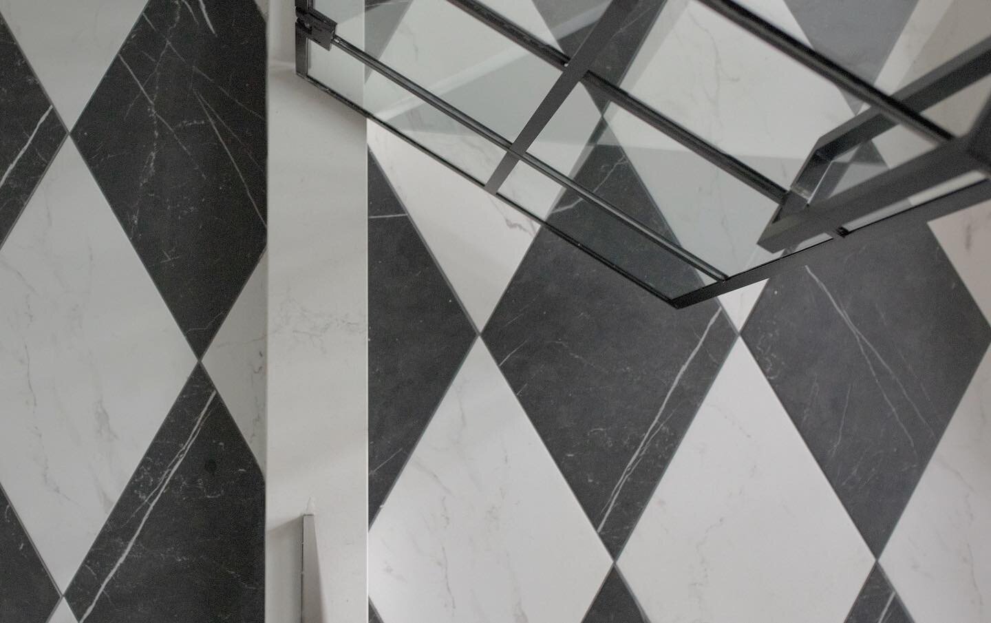 We have this thing with floors 😍 

Would you call this a checker or harlequin pattern? 
@eurotilestone @marcomvercillo 
#melloprojectrivercrest