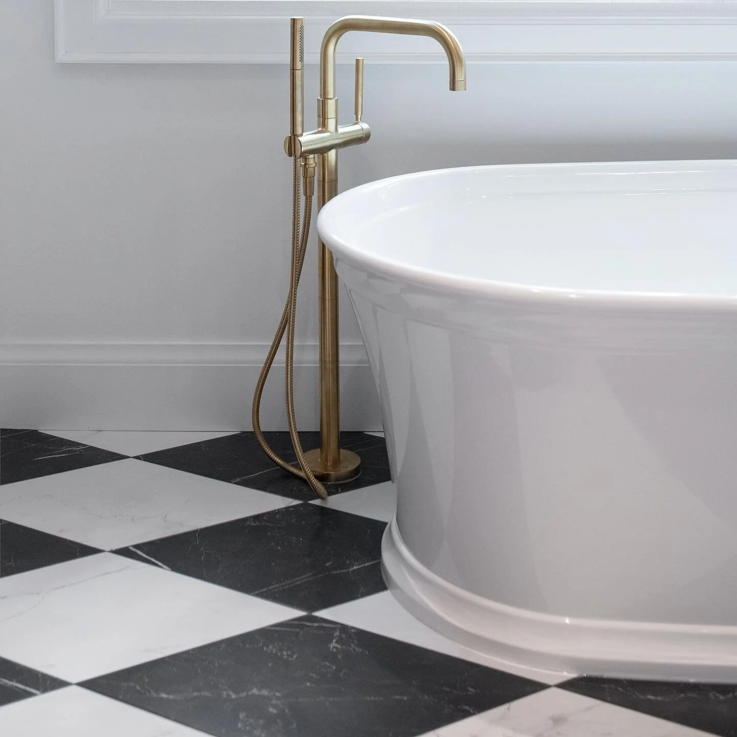 Anyone else feel like tonight is a soak-in-the-tub kind of night? 🫧🍷🌧️ 

#melloprojectrivercrest