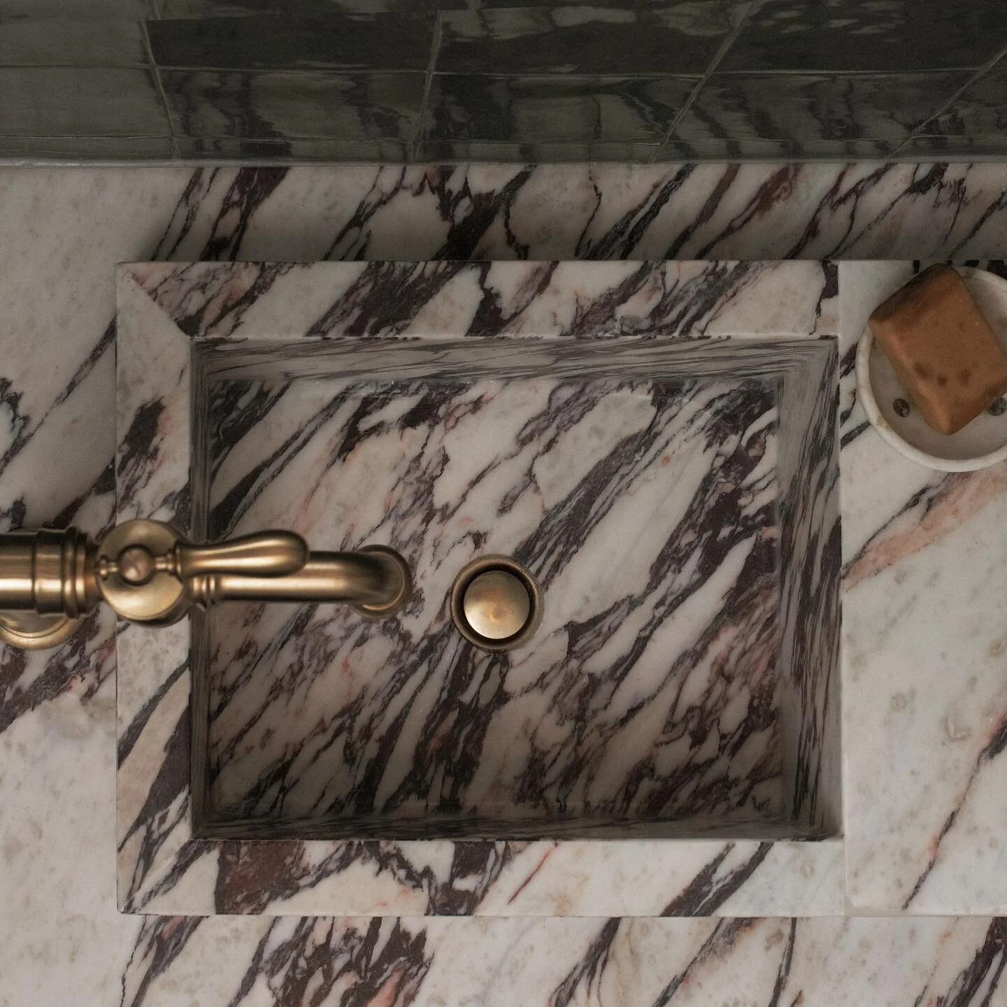 custom fabricated marble slab sink at #melloprojectrivercrest 

THE CHUNK. THAT FLOW. THE THICCNESS. UGHMF. Delicious.