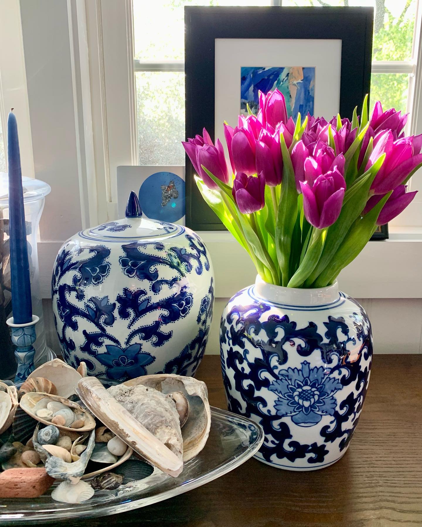 Friends how I wish the sun was streaming into the porch today like yesterday! 
Next to the tulips is my new ginger jar from @susanbrierlybush - to see more of her recent sale click the link to read my recent article.

Tulips | Sunporch | Ginger Jar |