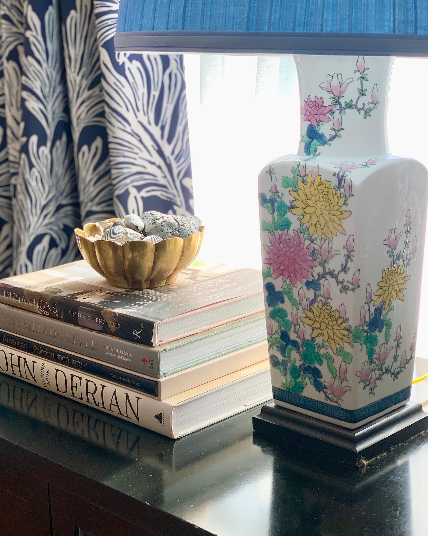 Friends look at this gorgeous new addition to the Chalet! My sweet friend @susanbrierlybush had this beautiful vintage Japanese chrysanthemum lamp and I fell in love! You need to visit Susan at her shop @big.green.barn !

On the site this months inte