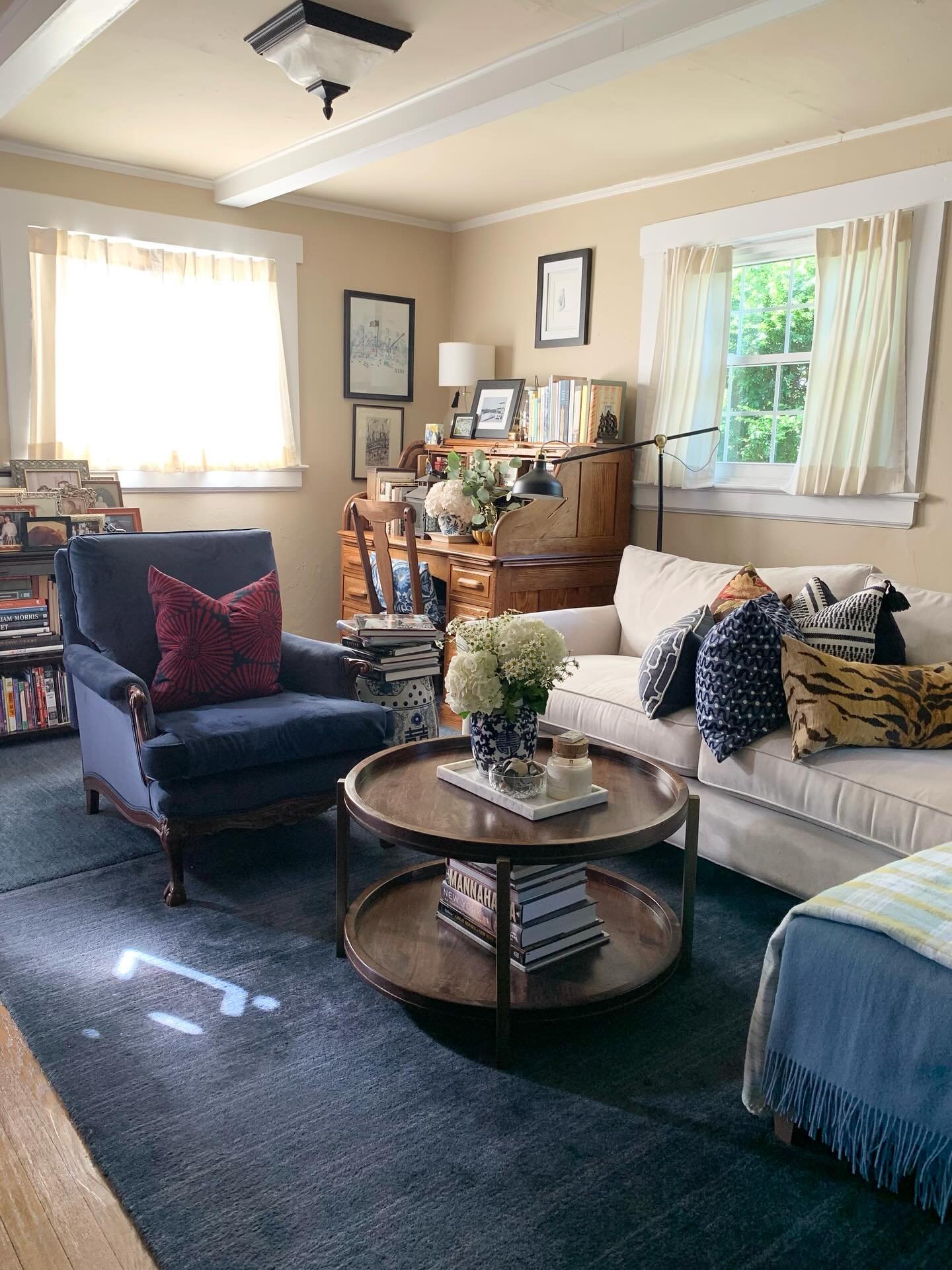 The curtains are drawn against the oppressive heat - but it does gives the livingroom a glow up on this Tuesday morning. Stay as cool as you can friends xx

Chalet Livingroom Heat Tuesday 

#chalet #livingroom #heat #tuesday #saynotoemptywalls #myswe