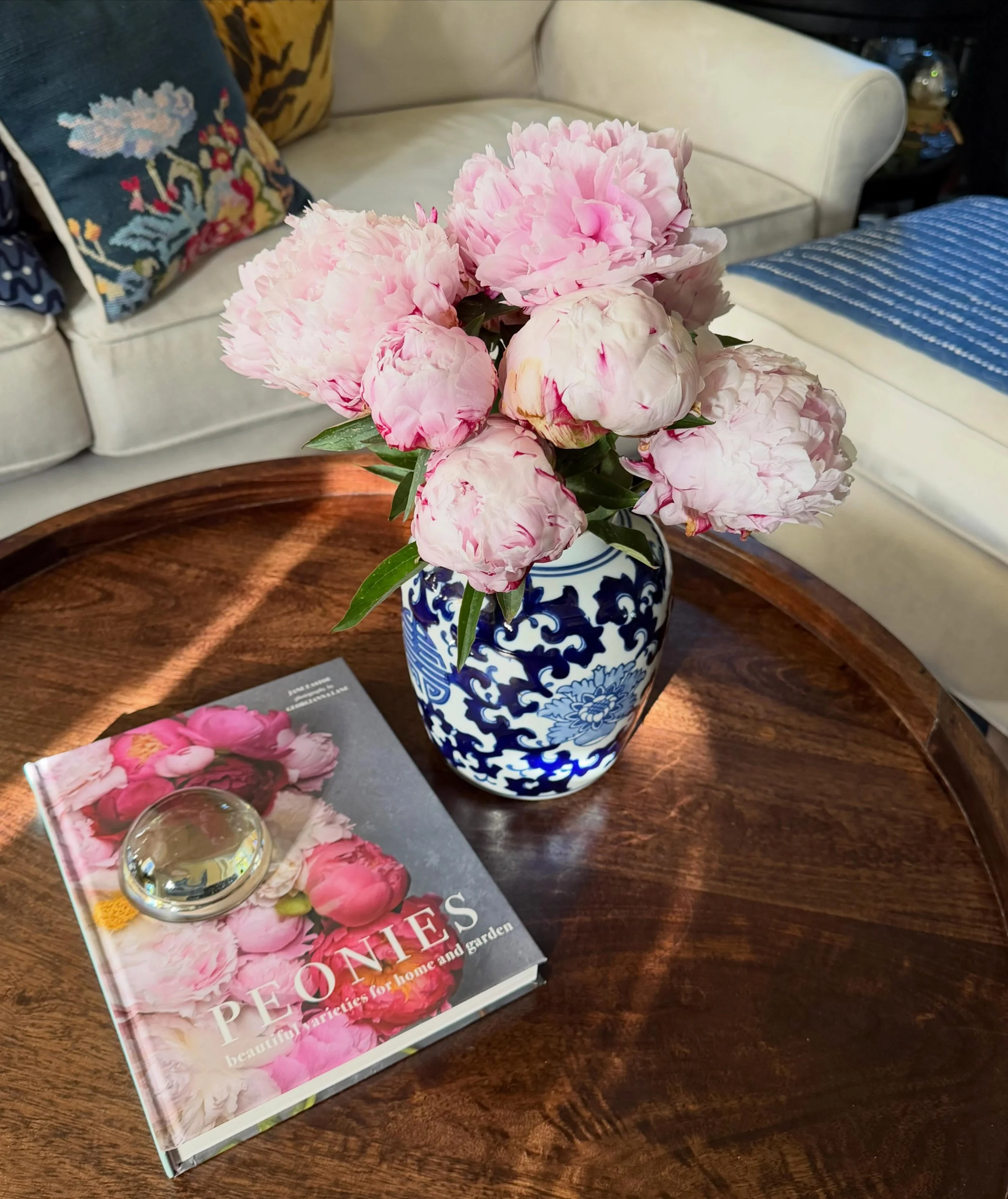 Keeping Insta Insta Friends! 
These pretties are too good not to share! 
Have a gorgeous day!

🌸🌸🌸🌸🌸

#peonies #peonyseason #coffeetabledecor #chaletstyle #saynotoemptywalls 

🩷🩷🩷🩷🩷