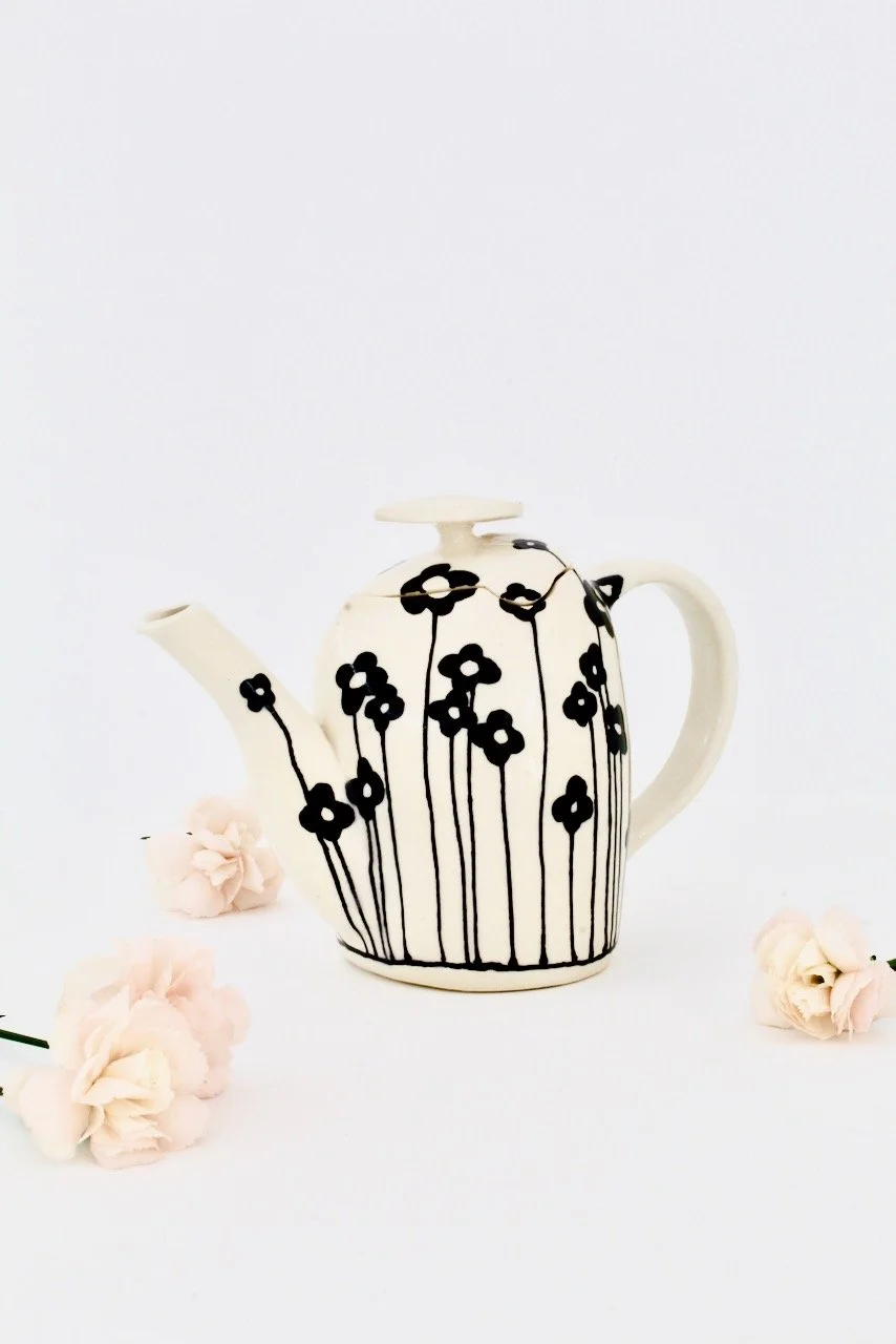 Barro-by-Lucrecia-LACE-Alyssum-Noir-Teapot-flowers.jpeg