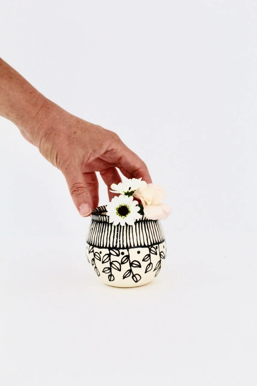 Barro-by-Lucrecia-LACE-Leaves-Vase-hand.jpeg