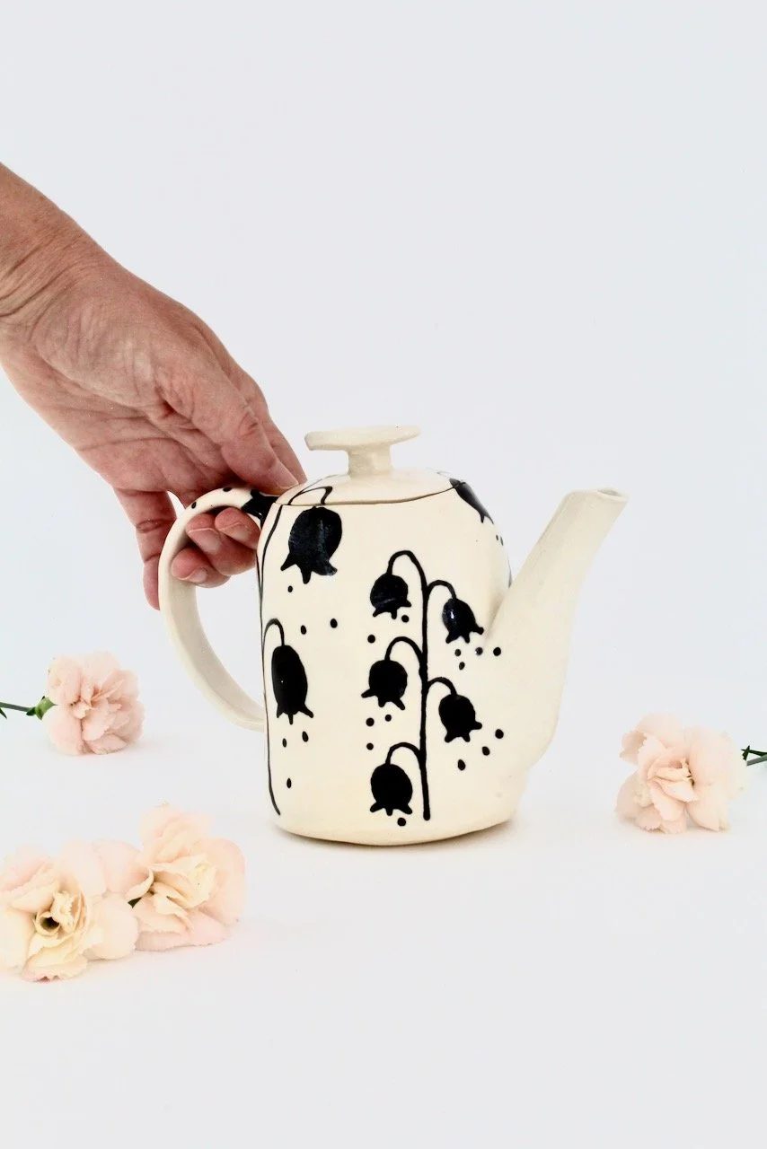 Barro-by-Lucrecia-LACE-Lily-Teapot-flowers.jpeg