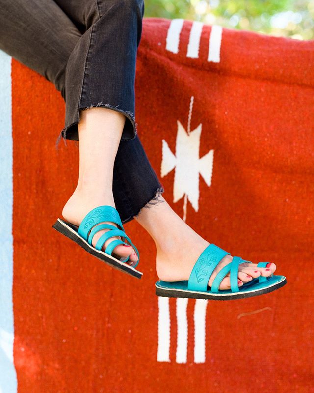 Fresh summer kicks with @hellonipomo 😎👡🌅