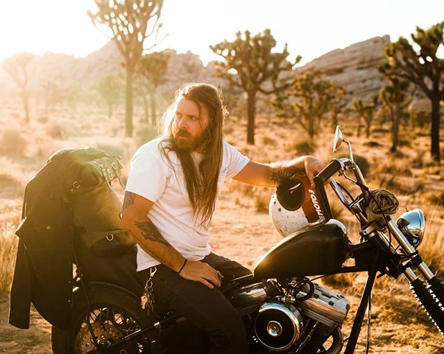 Golden hour pit stop with @joshuatreesun
#becauseoutside #naturelovers #wearestillwild #getoutstayout #getoutside #candymountaincollective #welivetoexplore #keepitwild #wildernessculture