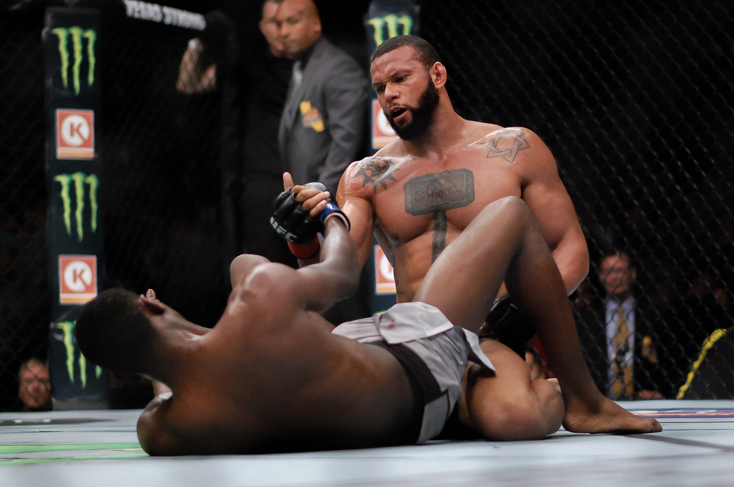 Santos-Holland-2-UFC-227-Eran-Ryan.jpg