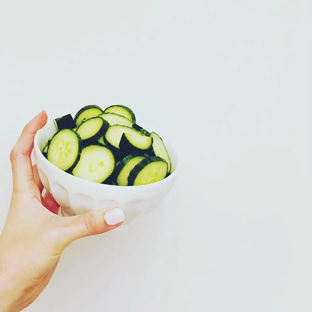 Love to snack? So do we! Yet we also want to stay on track with our 2019 health goals, so we have replaced potato chips with cucumbers. Same crunch, without the guilt. What other healthy snacks keep you on track? Let us know in the comments below 🙌🏼🥒 #mybaseline #healthy #goals #getfit #fitnessandhealth #equinox #rumble #mealprep #getorganized #weightloss #kitchenorganization #organic #erewhon #cleanse #juice #cookathome #losangeles #brentwood #bayclub #paleo