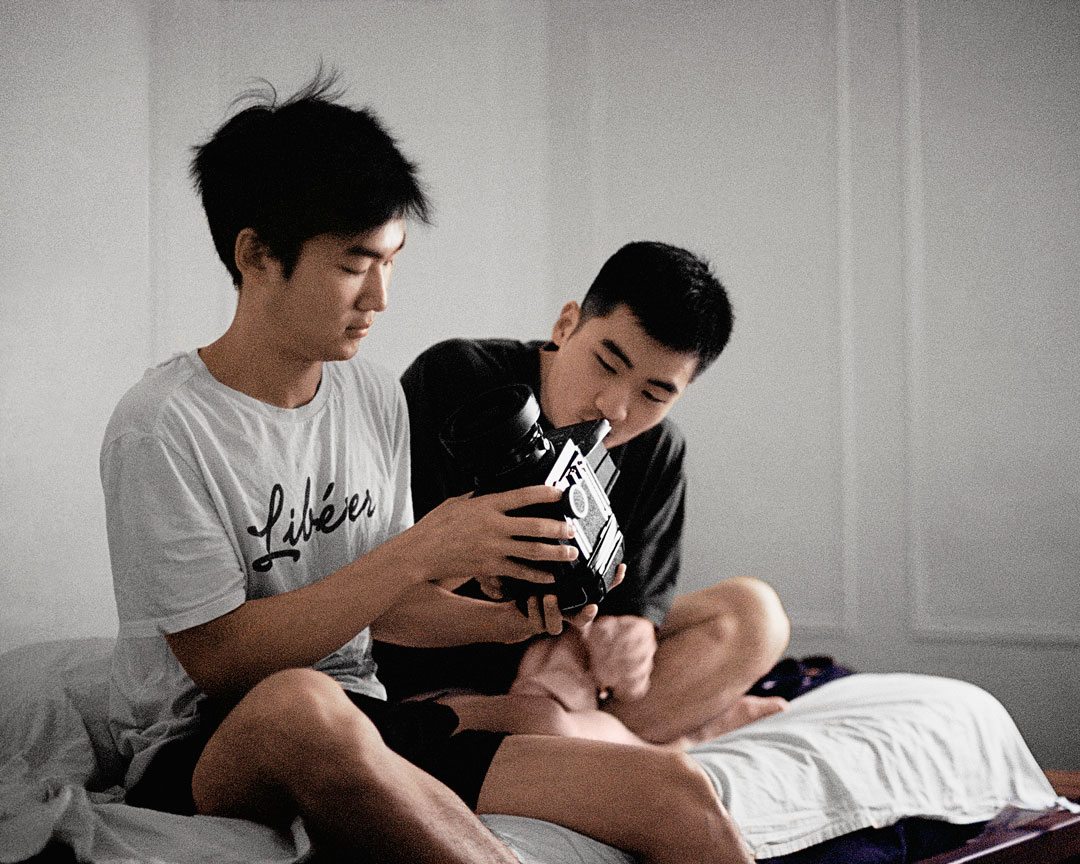 Mamiya, 2016 In someone else’s bed is a multimedia exhibition presented at artMedia Gallery by Violette Bule, a Venezuelan artist based in New York. She has displayed photographs, texts, a video, a map and other resources inside the exhibition space. The beginnings of this project went back to when Bule registered her Brooklyn apartment in an online marketplace that allows people to offer home hospitality service by leasing a short-term room. For more than one year she made consensual photographic portraits of her guests, at the end of their stay, complementing them with short recorded or written interviews conducted by Raquel Abend, a Venezuelan writer. Bule also collected all the communications exchanged between her and each roommate, including messages and receipts. Finally, the collaborative duo traveled to Boston and documented the experience lived there using the same room for rent service. The resultant body of work —fed with a variety of documents: some precise and accurate, others sensitive and touching— confers a central role to word and photography, the second one mainly through understanding and empathetic portraits. With these elements, Bule has created an artistic situation that operates simultaneously as a narrative and a discourse on new economic and interpersonal relation styles that have appeared in late capitalism. The exhibition, conceived as a wall installation composed of several segments, has its starting point on the advantages of a sharing economy platform. It has been generated in the borders of the current capitalist system thanks to the confluence of technology, new organizational structures of big companies based on online network, and individual initiatives. Rising from this circumstance, however, the art proposal emphasizes its character as a metaphorical approach to the construction of new human ways of connection and cooperation emerging in today’s global world. José Antonio Navarrete