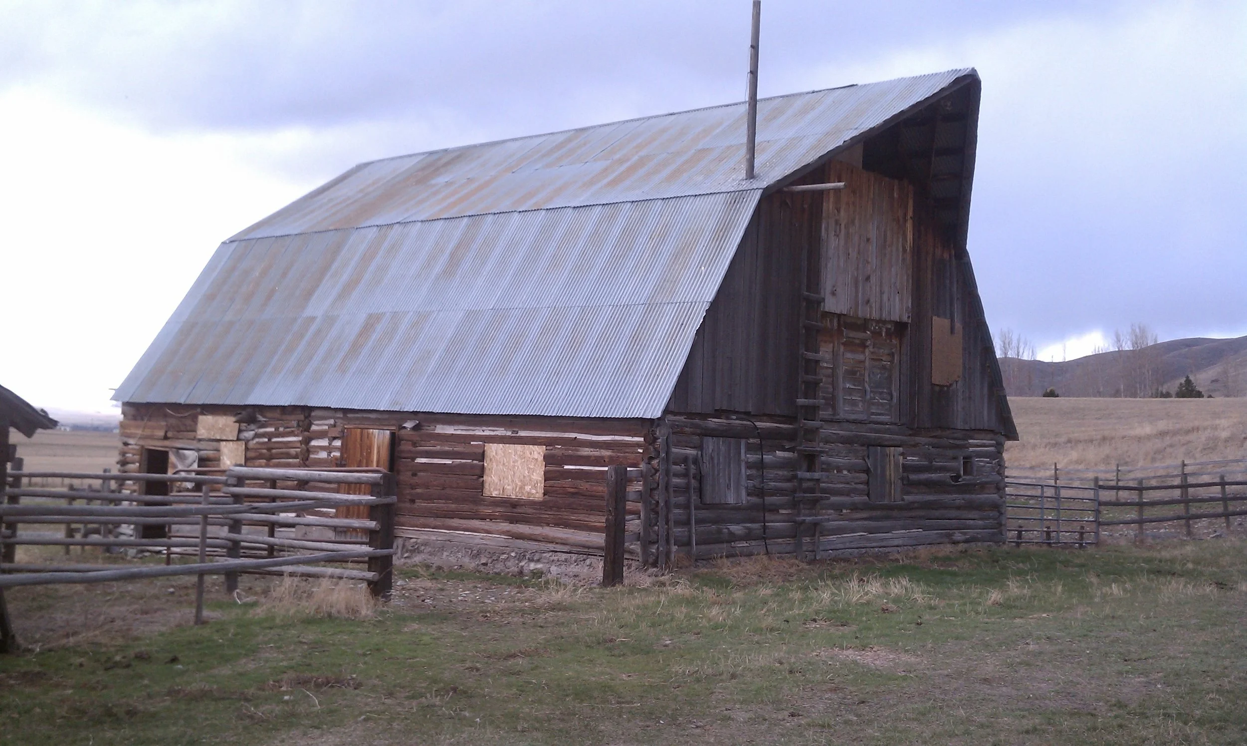 Original log barn, photo from 2002.