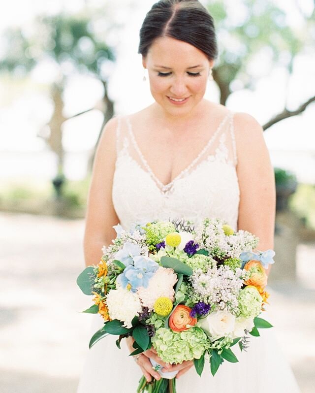 Hello April! To brighten your Thursday afternoon we're sharing a bouquet full of bright Spring blooms! What are some of your favorite flowers to see in a bridal bouquet? 📷@avamoorephotography