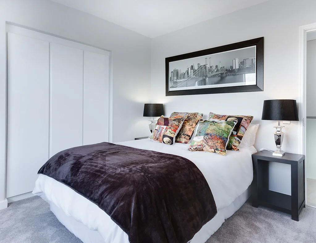 modern-minimalist-bedroom-3100786_1280.jpg
