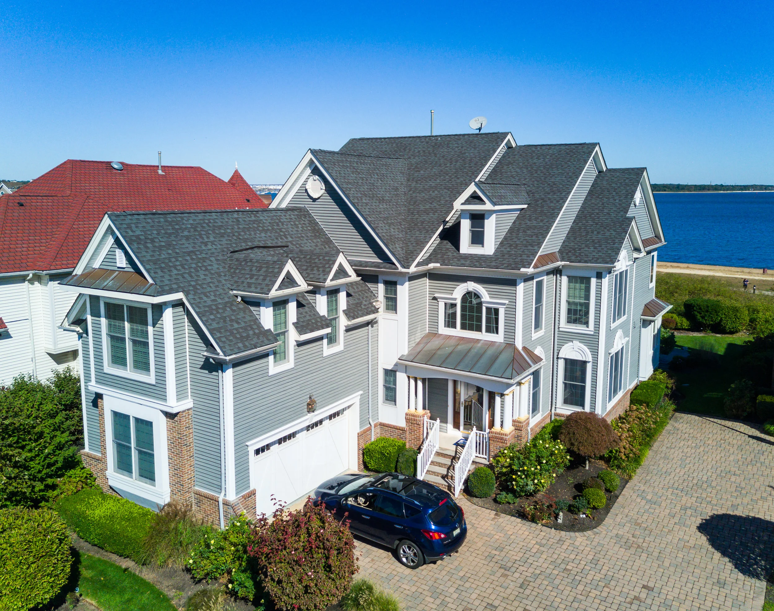 Whether you're selling one home or the entire neighborhood , our listing videos capture the big picture. That's because we don't just film the property – we cover highlights of the community surrounding the property, too. 