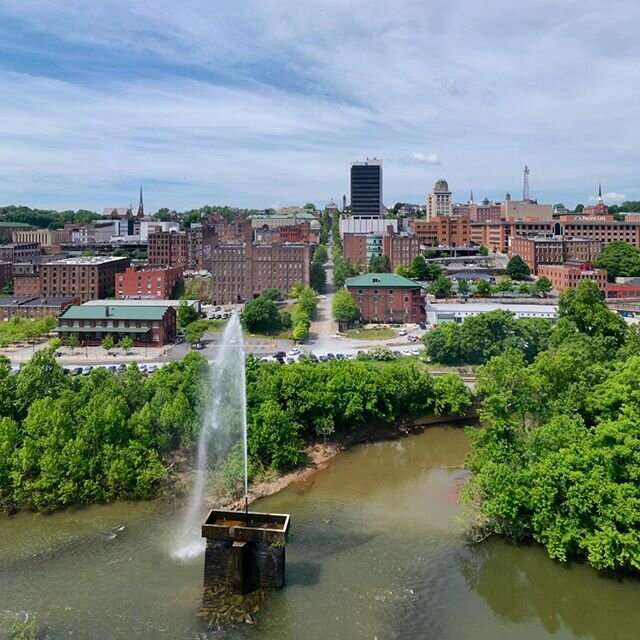 Beautiful #Lynchburg morning! 🌞🌳🌸 .
.
.
.
.
#aerials #aerialphotography #spring #mountains #blueridge #nature #city #river #lyh #mavic2pro #aerialphoto #dji #setlife