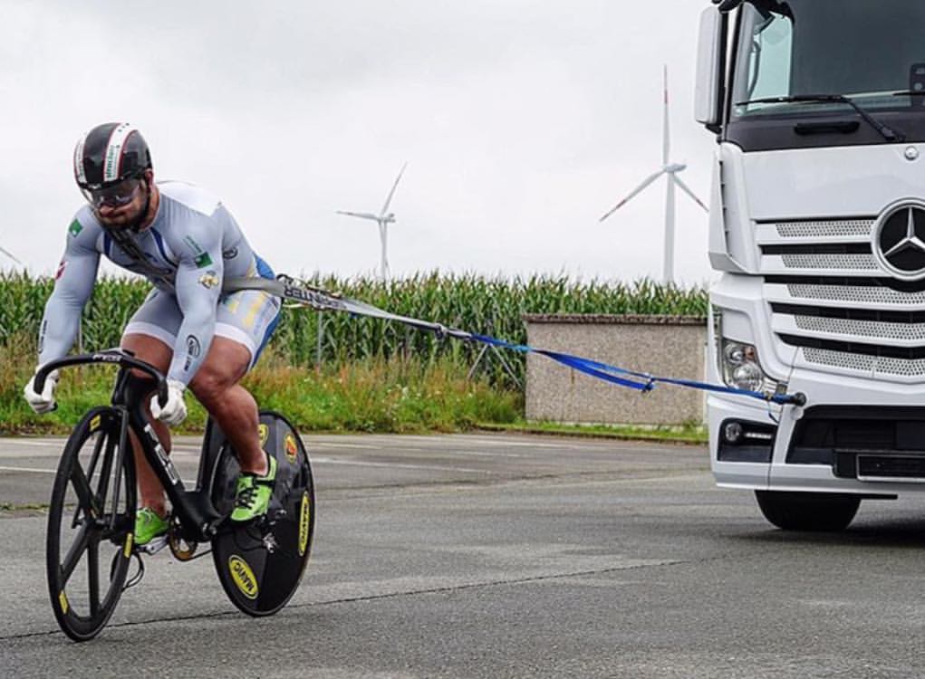 Well that's an unexpected training technique!!  The Power of Quadzilla @robertfoerstemann 🚴💪😎#bespokechainrings #stealth #oilslick #neochrome #track #chainrings #quadzilla #power #muscle #training #trucktowing #towing #robertfo