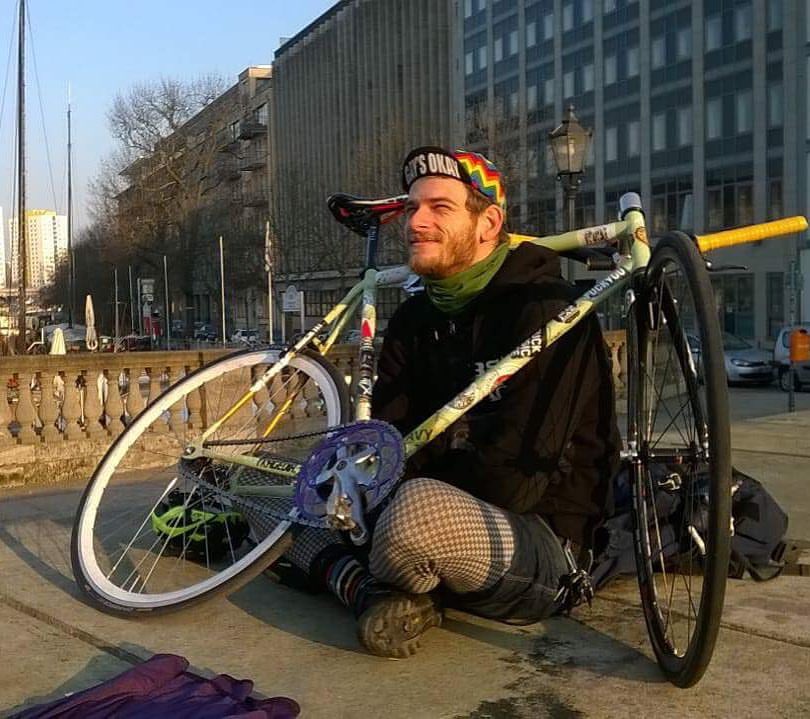 @ffr_217 looking fabulous and happy in -2deg but sunny Berlin with the 55t Stealth Rose 'Arches' chainring.  I love this photo!  #bespokechainrings #stealthrose #arches #track #chainring #fixedgear #berlin #rainbowchainring