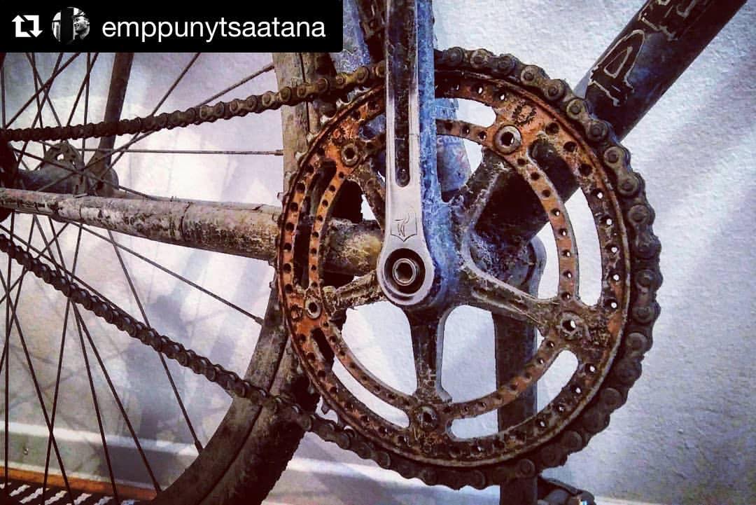 #Repost @emppunytsaatana 😈 ・・・ Once I had a shiny part in my bike.  Me and @kim_1 have been putting @bespokechainrings through the purgatory of TRUE, the streets of Hellsinki. And we are ready to call them messengerproof.  #bchellsinki #pyöräi