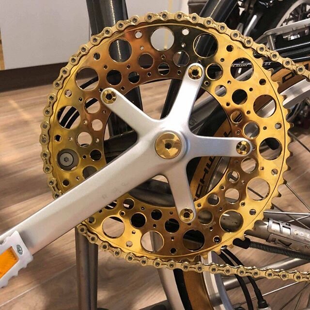 Gold on Gold on Gold well actually the crank dust caps are polished brass but it&rsquo;s the right gold! 📸thanks to Kenneth 👊😎
@bromptonbicycle with @bespokechainrings De Luna Chainring, Chainring Bolts, Dust Caps and a lightweight Gold chain sour
