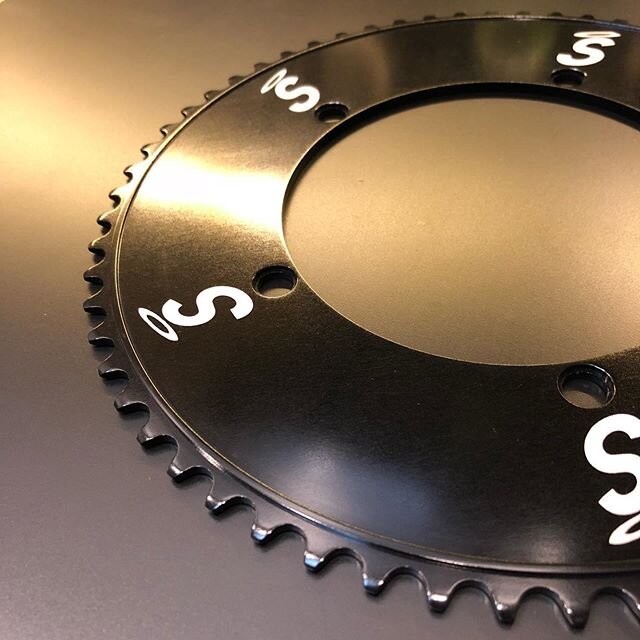 Something Saintly this way comes 🚴&zwj;♂️💨😇 60t Stealth Rose custom engraved for Joe and ready for Masters Worlds next year. Enjoy!
#bespokechainrings #bespoke #chainring #stealthrose #thesaint #saint #fixedgear #bikeporn