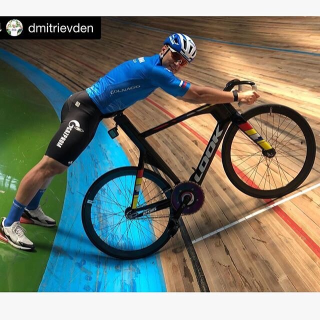 Gradually different parts of the world get back on the track. Here&rsquo;s @dmitrievden of 🇷🇺 #Repost ・・・
Happy with first day track training 😁
#bespokechainrings #stealthrose #oilslick #chainring #trackbike #velodrome #sprinter #sprinterslegs
